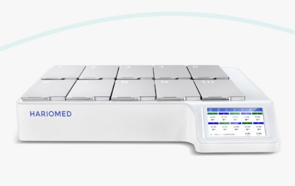Incubadora Benchtop D101 de baño seco marca Haromed con diez bloques de calentamiento independientes y numerados, y una pantalla de control digital a color para la gestión precisa de la temperatura en el laboratorio.